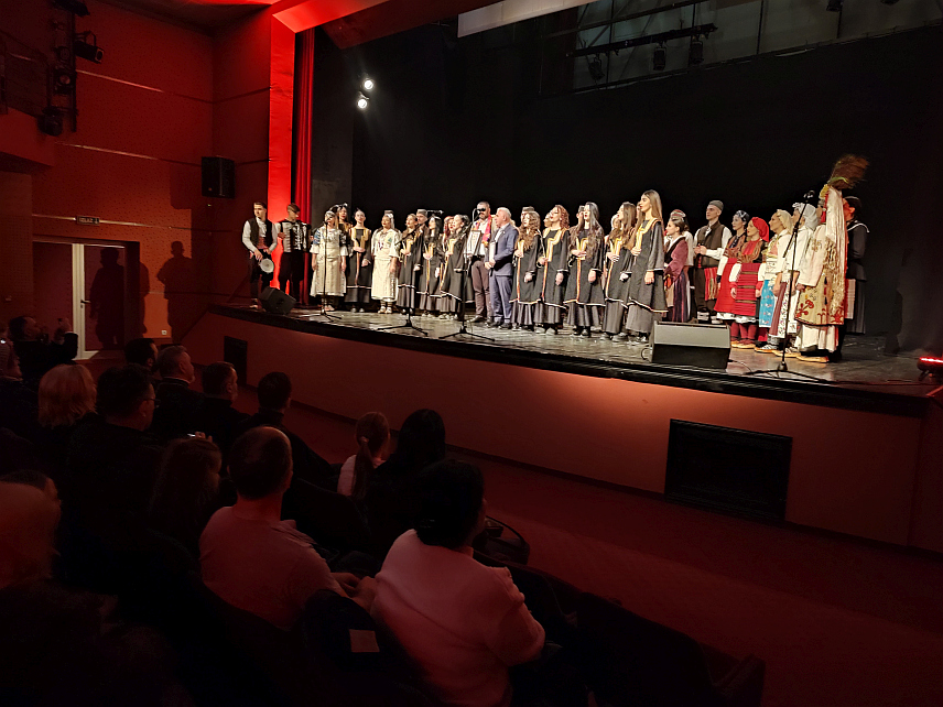 ГРАДИШКА, 22. ЈАНУАРА /СРНА/ - У Градишци је вечерас одржан "Светосавски сабор пјесме са Косова и Метохије кроз Републику Српску" на коме су наступили пјевачка група "Каменички бисери" из Косовске Каменице и градишки КУД "Коловит", а намјера је да се прикупе средства за Дом српске омладине у Косовском Поморављу.