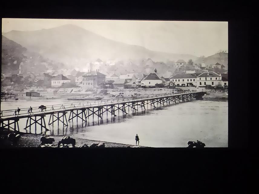 ЗВОРНИК, 22. ЈАНУАРА /СРНА/ - "Светосавска недјеља" у Зворнику почела је документарним филмом "Мост надомак вијека" о мосту Краља Александра Првог Карађорђевића, који преко Дрине повезује Мали Зворник и Зворник, односно Републику Српску и Србију.