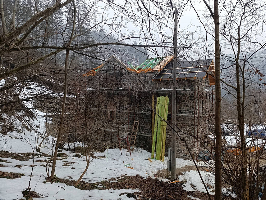 ДОБОЈ, 23. ЈАНУАРА /СРНА/ - Средњовјековни манастир Удрим у Гостовићу код Завидовића, који се сматра задужбином краља Драгутина Немањића, закровљен је након три вијека, изјавио је Срни администратор манастира Удрим протојереј-ставрофор Зоран Живковић.