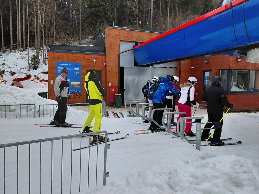 ВЛАСЕНИЦА, 23. ЈАНУАРА /СРНА/ - Друга зимска сезона у Ски-центру "Игришта" код Власенице окупила је домаће заљубљенике у зимске спортове, али и туристе, у највећем броју из Србије, а циљ менаџмента је да доведу инвеститоре и изграде смјештајне капацитете како би скијаши остајали дуже.