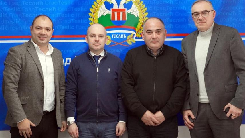 ТЕСЛИЋ, 23. ЈАНУАРА /СРНА/ - Директор Фонда за заштиту животне средине и енергетску ефикасност Републике Српске Денис Стевановић потписао је данас у Теслићу уговор о реализацији пројекта проширења водоводне мреже у теслићком засеоку Јелића Поток, чија је укупна вредност 64.000 КМ.