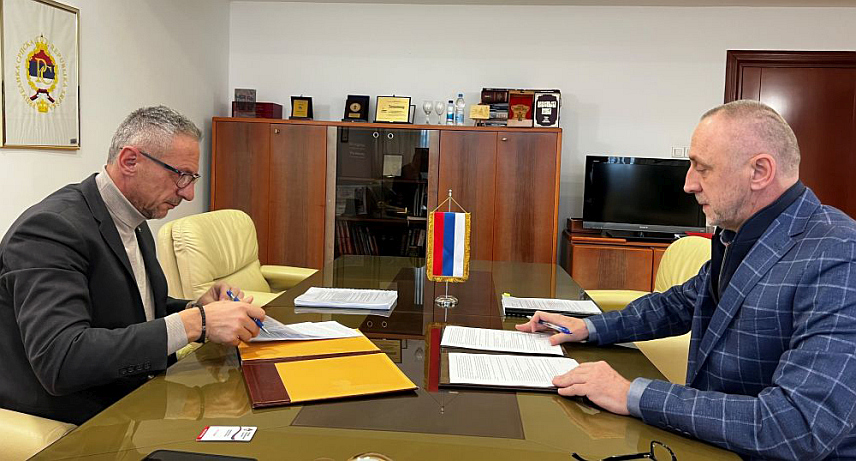 БАЊАЛУКА, 23. ЈАНУАРА /СРНА/ - Новоизабрани министар рада и борачко-инвалидске заштите Републике Српске Радан Остојић преузео је дужност од Данијела Егића.