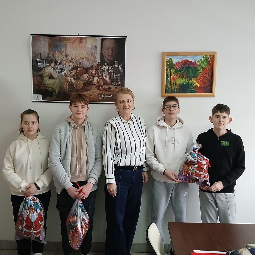 ШАМАЦ, 23. ЈАНУАРА /СРНА/ - Црвени крст у Шамцу уручио је данас 50 светосавских пакетића ученицима из четири основне школе у Шамцу, Црквини, Горњој Слатини и Обудовцу који су волонтери ове организације.