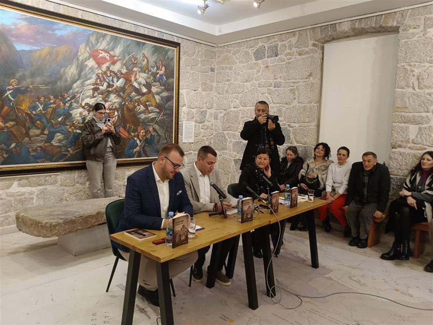 ТРЕБИЊЕ, 23.ЈАНУАРА /СРНА/ - У Музеју Херцеговине у Требињу вечерас је промовисана књига "Попово, долина суза - усташки злочини у Другом свјетском рату" аутора Сима Радића, историчара и кустоса ове установе културе, која говори о страдалим Србима на подручју Поповог поља од 1941. до 1944. године.