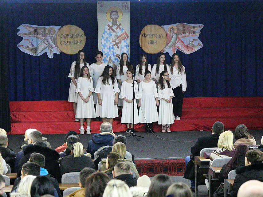 ДОБОЈ, 23. ЈАНУАРА /СРНА/ - Основна школа "Свети Сава" у Добоју прославила је школску славу Светог Саву богатим културно-умјетничким програмом који су припремиле секције, те је овом приликом истакнуто да се по узору на светитетља више пажње треба посветити љубави и разумијевању.