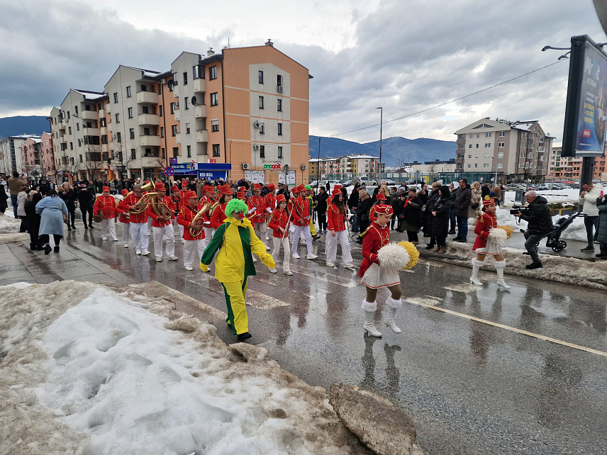 ИСТОЧНО НОВО САРАЈЕВО, 24. ЈАНУАРА /СРНА/ - Грађани Источног Сарајева уживали су данас у свечаном дефилеу градске музике, мажоретки, трамбоњера и машкара, чиме је промовисан предстојећи "Празник мимозе" у Херцег Новом.