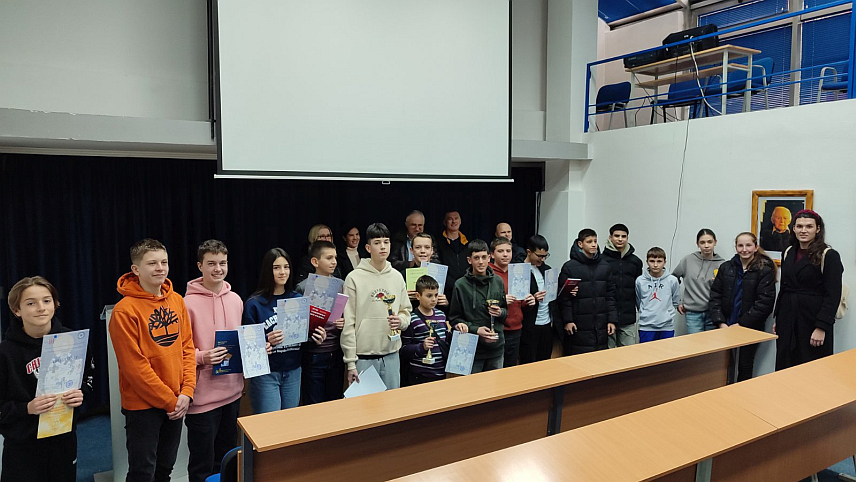 ПАЛЕ, 24. ЈАНУАРА /СРНА/ - Ученици Основне школе /ОШ/ "Свети Сава" из Источног Новог Сарајева били су најуспјешнији на такмичењу младих математичара Сарајевско-романијске регије које је данас одржано на Филозофском факултету на Палама.