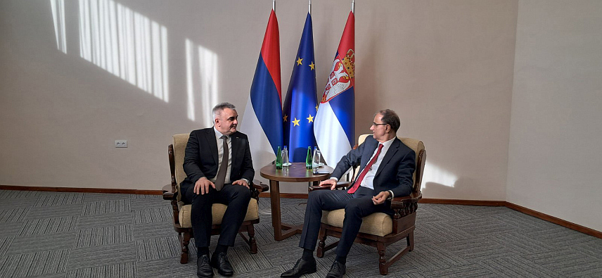 ТАРА, 24. ЈАНУАРА /СРНА/ - Састанак предсједника Владе Републике Српске Саве Минића и премијера Србије Ђуре Мацута на Тари о унапређењу сарадње Српске и Србије у области саобраћајне инфраструктуре.