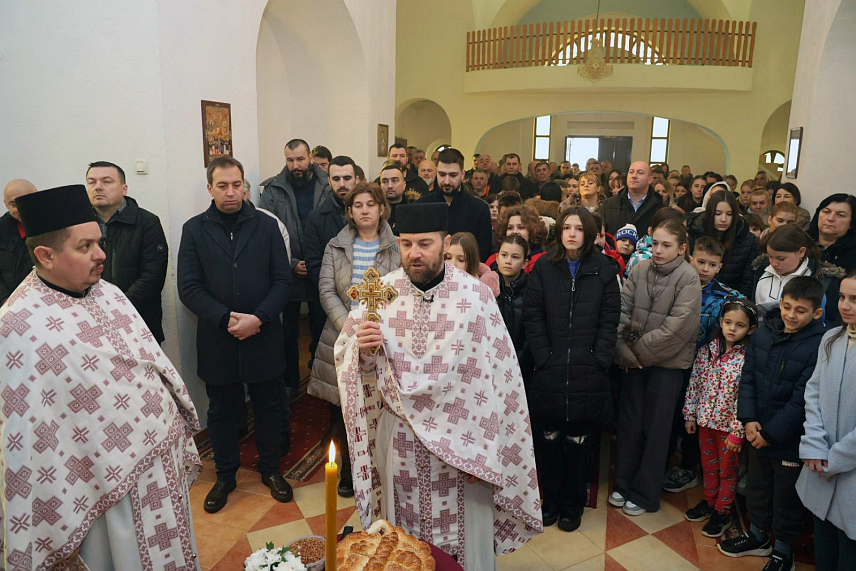 САНСКИ МОСТ, 25. ЈАНУАРА /СРНА/ - Министар правде Републике Српске Горан Селак присуствовао је светосавској свечаности и додјели пакетића одржаној у Храму светих апостола Петра и Павла у Санском Мосту, у организацији Завичајног удружења "Грмеч".