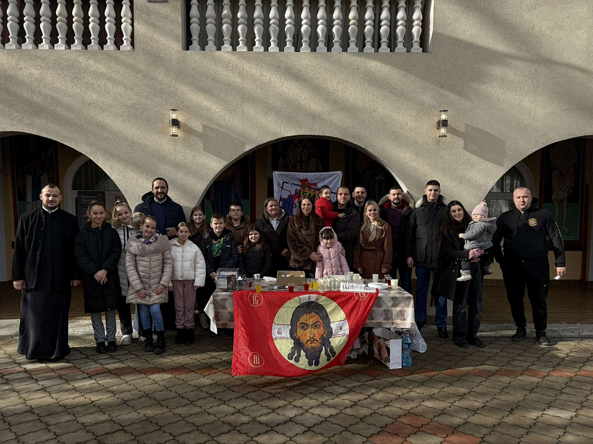 ШАМАЦ, 25. ЈАНУАРА /СРНА/ - Хуманитарна организација "Срби за Србе" данас је у порти Храма Светог пророка Илије у Пелагићеву организовала акцију "Крофне из блока" у којој је прикупљено 3.111 КМ за помоћ породици Цвијановић из овог мјеста - самохраној мајци петоро малољетне дјеце.