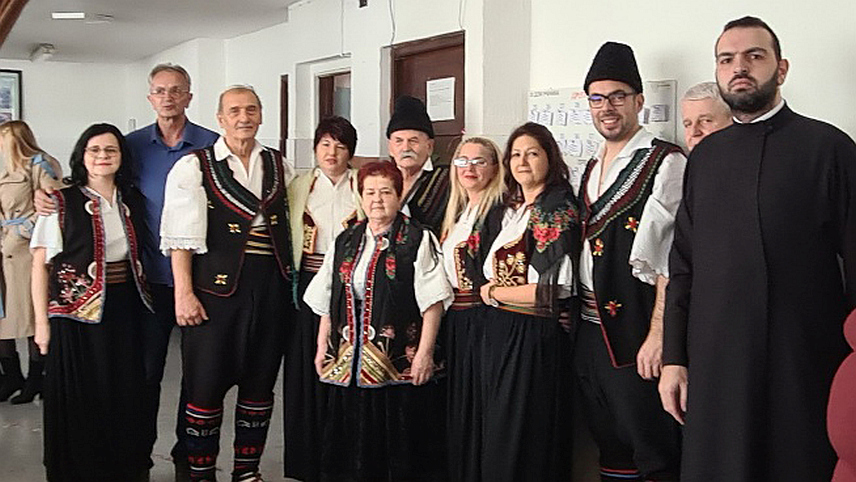 ДОБОЈ, 25. ЈАНУАРА /СРНА/ - Чланови Завичајног клуба "Извор" из Добоја, који окупља Србе избјегле из сарајевско-зеничке регије, прославили су данас крсну славу Светог Саву и двије деценије од оснивања уз традиционалну светосавску забаву којом од заборава чувају обичаје завичаја.