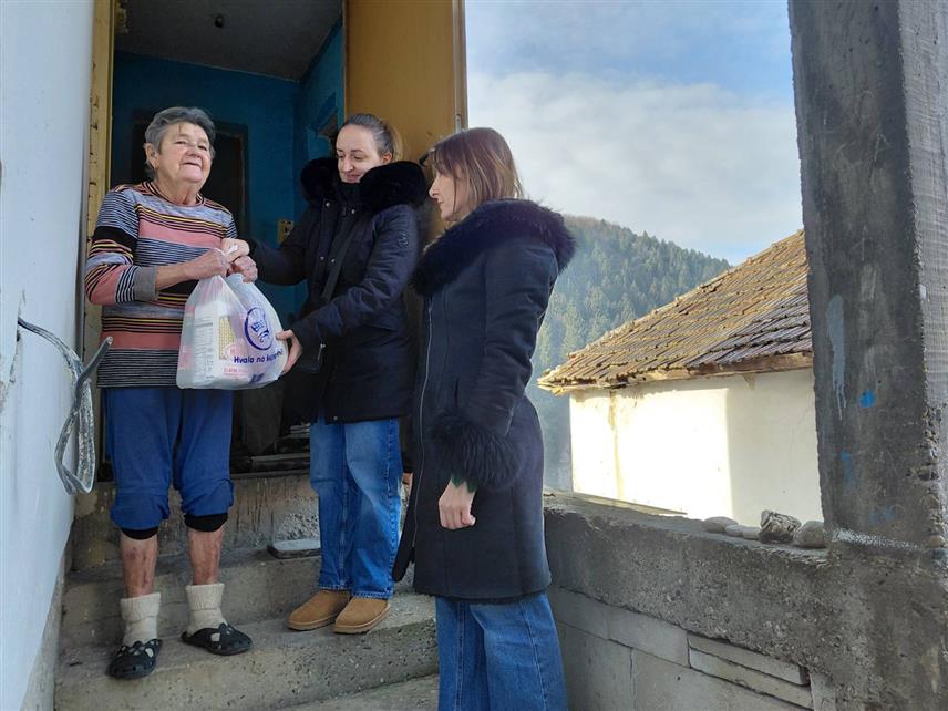 ВЛАСЕНИЦА, 25. ЈАНУАРА /СРНА/ - Центар за социјални рад Власеница почео је подјелу прехрамбених пакета појединачне вриједности око 50 КМ, које ће добити 60 корисника.