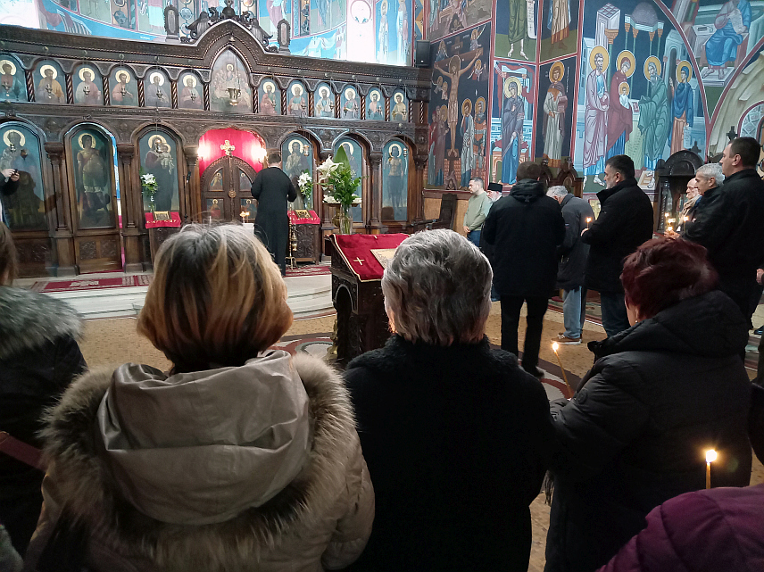 БЕОГРАД, 25. ЈАНУАРА /СРНА/ - У Храму Светог арханђела Гаврила у Београду вечерас је служен помен српским жртвама злогласног логора "Силос" у Тарчину у сарајевској општини Хаџићи.