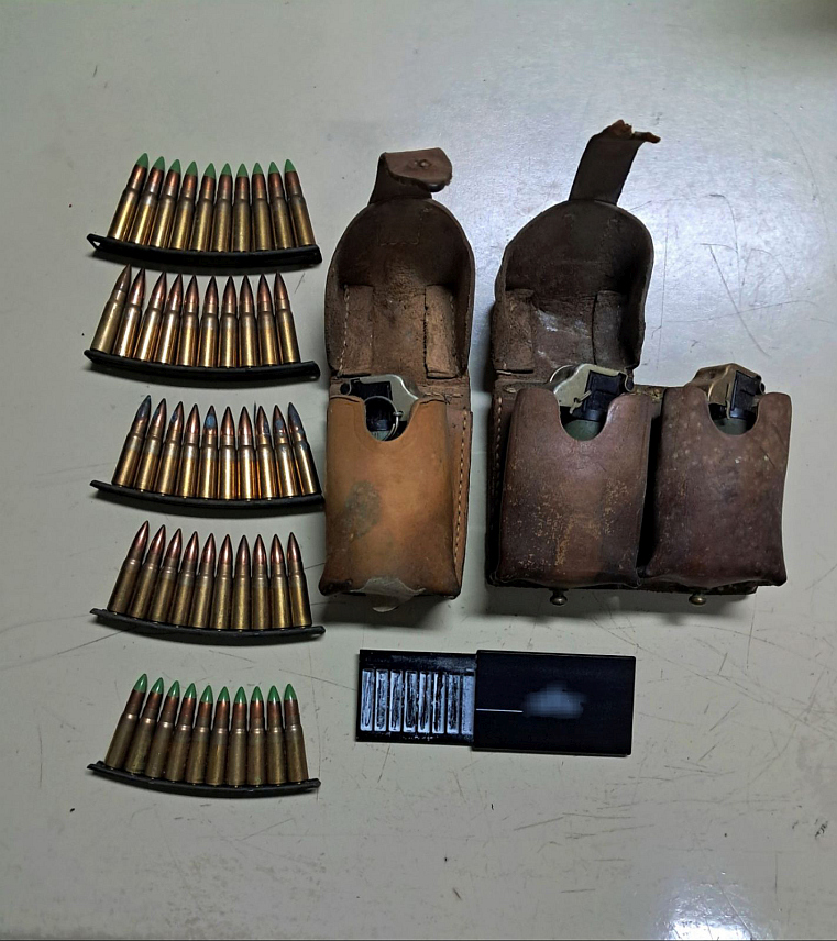 ПРИЈЕДОР, 26. ЈАНУАРА /СРНА/ - Мушкарац А. Г. из Новог Града ухапшен је јер је возио под дејством дрога, а полиција је претресом стамбених просторија које користи пронашла и одузела три ручне бомбе, 50 метака и кутијицу кокаина.