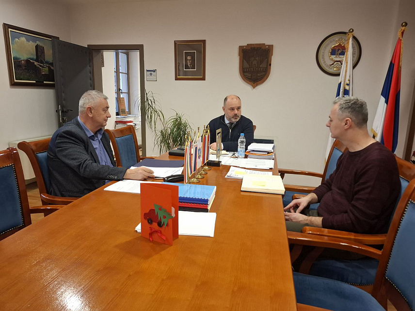 ВИШЕГРАД, 26. ЈАНУАРА /СРНА/ –Начелник општине Младен Ђуревић на састанку са руководством хотела "Вишеград".