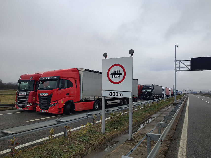 ГРАДИШКА, 26. ЈАНУАРА /СРНА/ - Превозници у БиХ блокирали су гранични прелаз и царински терминал у Градишци.