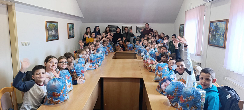 ЈЕЗЕРО, 26. ЈАНУАРА /СРНА/- Ученицима Основне школе “Вук Караџић“ из општине Језеро данас је поводом школске славе Свети Сава подијељено 100 поклон пакетића, а у скупштинској сали општине одржано је и едукативно предавање под називом "Светосавље и косовски завјет данас".