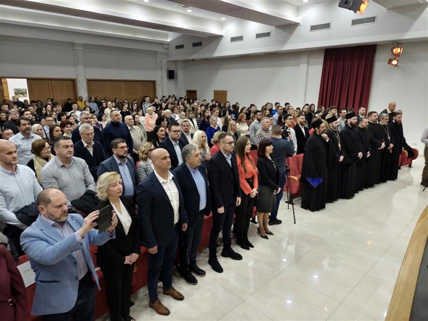 БИЈЕЉИНА, 26. ЈАНУАРА /СРНА/ - Светосавска академија одржана је у Епархијском културном центру у организацији Епархије зворничко-тузланске, Црквене општине Бијељина и Гимназије "Филип Вишњић", чији су ученици и професори били учесници свечаног програма.