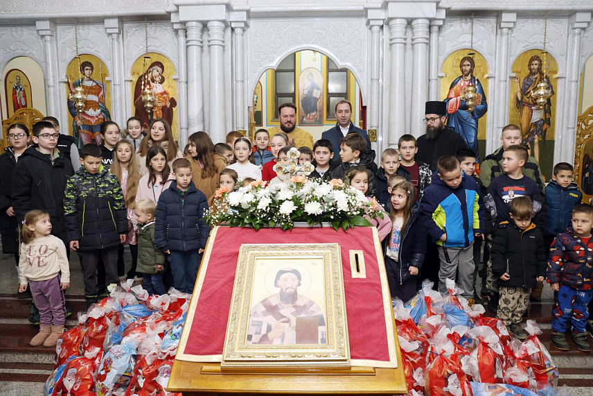 БАЊАЛУКА, 26. ЈАНУАРА /СРНА/ - Министар правде Републике Српске Горан Селак обезбиједио је и уручио пакетиће дјеци из бањалучког насеља Дракулић поводом Светог Саве.