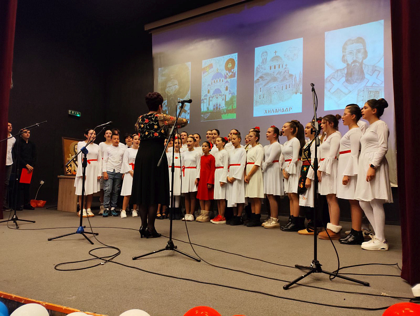 БРАТУНАЦ, 26. ЈАНУАРА /СРНА/ - У препуној сали Дома културе у Братунцу одржана је традиционалана заједничка свечана академија свих школа из братуначке општине, посвећена првом српском архиепископу и учитељу Светом Сави.