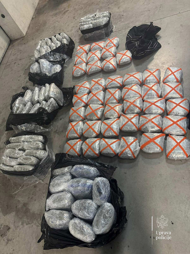 ПОДГОРИЦА, 27. ЈАНУАРА /СРНА/ - Црногорска гранична полиција пронашла је 107 килограма марихуане у једном возилу у мјесту Збељ у општини Тузи и ради на лоцирању лица које је покушало да прокријумчари дрогу.