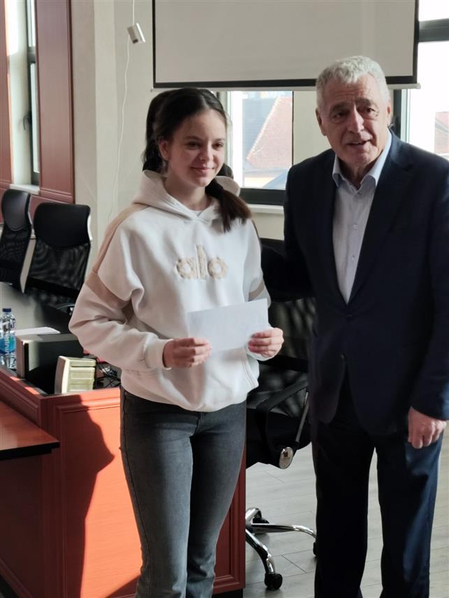 БРАТУНАЦ, 27. ЈАНУАРА /СРНА/ - Начелник општине Братунац Лазар Продановић данас је организовао пријем и уручио новчане награде ученицима чији су ликовни и литерарни радови били међу три најбоља у њиховим школама.