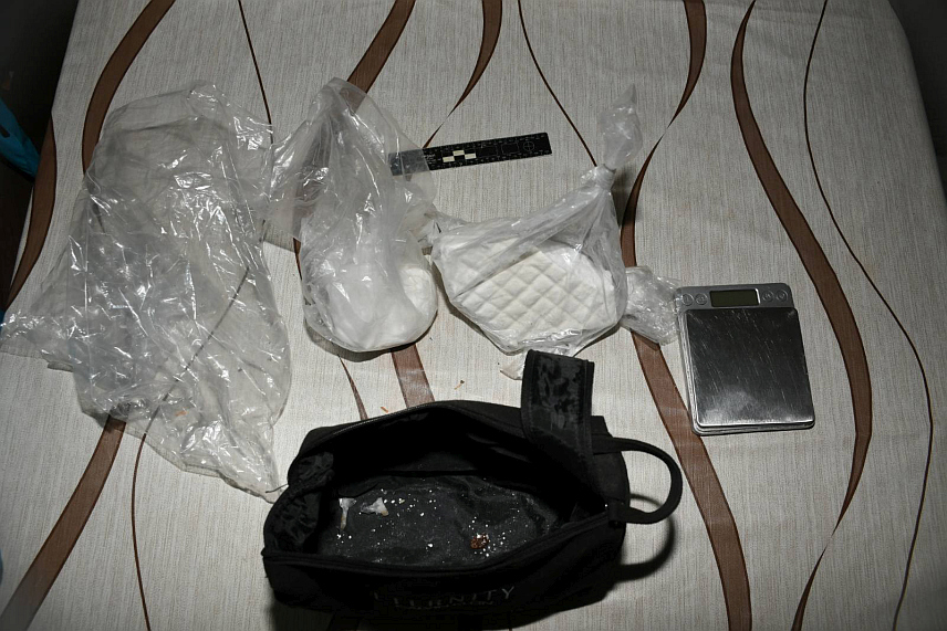 ЗВОРНИК, 27. ЈАНУАРА /СРНА/ - Мушкарац С. Р. /49/ са подручја Зворника ухапшен је након што су код њега пронађене противпјешадијске мине, детонатори, експлозив и скоро пола килограма кокаина, речено је данас на конференцији за новинаре представника зворничке Полицијске управе.