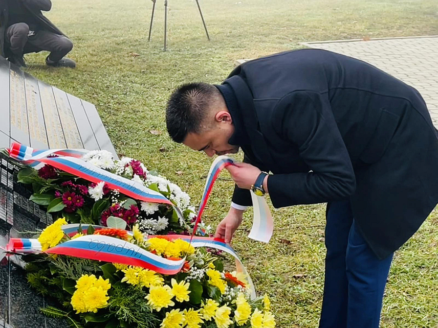 КОЗАРСКА ДУБИЦА, 27. ЈАНУАРА /СРНА/ - Међународни Дан сјећања на жртве Холокауста обиљежен је данас у Спомен-подручју Доња Градина, гдје је положено цвијеће на спомен-обиљежје жртвама логора Јасеновац и поручено да је циљ да се такав злочин никада и никоме не понови.