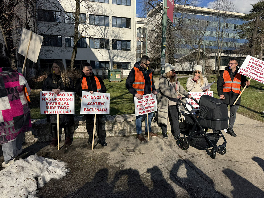 САРАЈЕВО, 27. ЈАНУАРА /СРНА/ - Група пацијената који су пролазили кроз поступке вантјелесне оплодње, а оштећени су затварањем поликлинике "Норт-вестерн медикал центар" у Сарајеву, одржали су данас мирне протесте у овом граду и затражили хитан стручни надзор над замрзнутим генетским материјалом који је три и по мјесеца без званичног надзора.