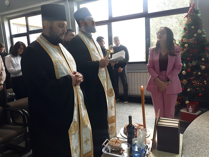 КОСTАЈНИЦА, 27. ЈАНУАРА /СРНА/ - Средњошколски центар у Костајница данас је светосавском приредбом прославио школску славу на којој је истакнуто да је Свети Сава морални путоказ за све генерације српског рода.