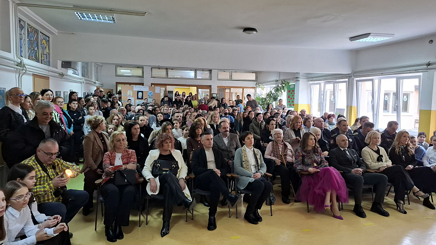 НОВИ ГРАД, 27. ЈАНУАРА /СРНА/ - У четири основне и двије средње школе у Новом Граду данас је пригодним програмом обиљежена школска слава Свети Сава.