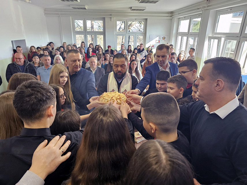 УГЉЕВИК, 27. ЈАНУАРА /СРНА/ - Угљевичке школе прославиле су данас школску славу Светог Саву, а Основној школи "Филип Вишњић" у Доњој Tрнови кум је био начелник општине Драган Гајић.