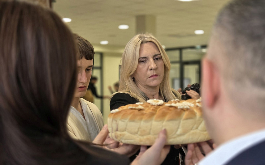 ЛАКТАШИ, 27. ЈАНУАРА /СРНА/ - Српски члан Предсједништва БиХ Жељка Цвијановић у Средњошколском центру у Лакташима присуствовала Светосавској академији и ломљењу славског колача.