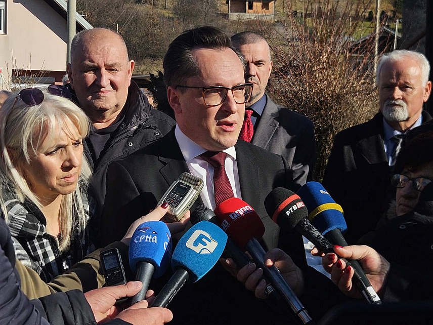 ТАРЧИН, 27. ЈАНУАРА /СРНА/ - Отправник послова Амбасаде Велике Британије у БиХ Џејмс Хамилтон Хардинг изјавио је данас у Тарчину да му је велика част што се придружио учесницима обиљежавања 30 година од затварања злогласног логора "Силос".