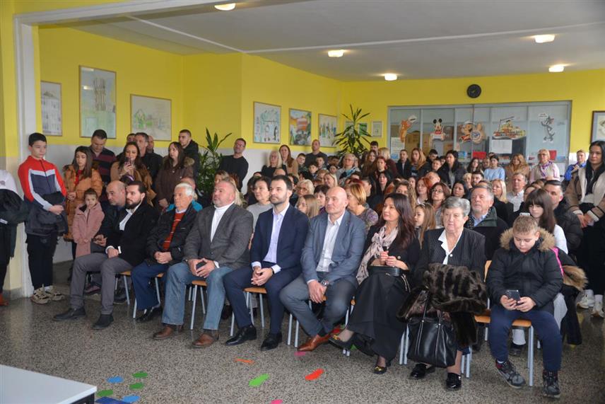 ПРИЈЕДОР, 27. ЈАНУАРА /СРНА/ - Градоначелник Слободан Јавор посјетио је Дјечији вртић "Радост" и Основну школу "Десанка Максимовић" гдје су поводом Светог Саве организовани пригодни програми, те свима честитао школску славу.