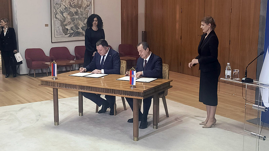 БЕОГРАД, 27. ЈАНУАРА /СРНА/ - Министри унутрашњих послова Републике Српске и Србије Жељко Будимир и Ивица Дачић потписали су у Београду меморандум о сарадњи у области законодавства између Српске и Србије чија примјена би требала да што више уједначи правне системе у области полицијских и других унутрашњих послова, процедуре и законодавне прописе.	

