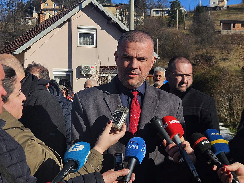 ТАРЧИН, 27. ЈАНУАРА /СРНА/ - Помоћник министра рада и борачко-инвалидске заштите Републике Српске Небојша Видаковић рекао је данас на обиљежавању 30 година од затварања злогласног логора "Силос" да су током 1.335 дана заточеништва страдали цивили чија је једина кривица била то што су Срби.