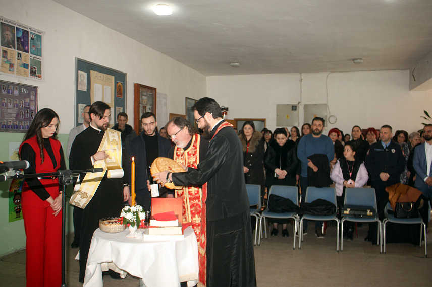 МОДРИЧА, 27. ЈАНУАРА /СРНА/ - У основним школама "Сутјеска" и "Свети Сава", те Средњошколском центру "Јован Цвијић" у Модричи данас је прослављена школска слава Свети Сава, а у свим храмовима на подручју ове општине служена је литургија.