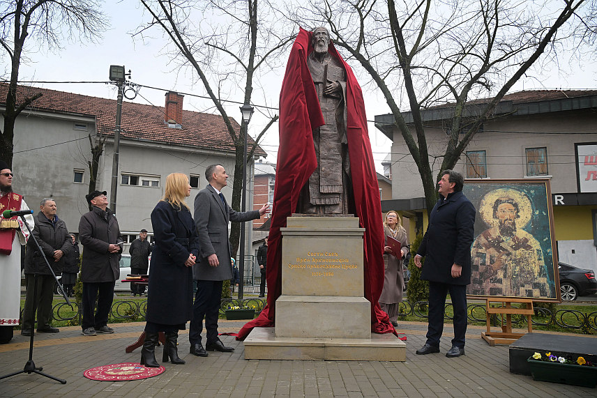 БЕОГРАД, 27. ЈАНУАРА /СРНА/ - Министар одбране Србије Братислав Гашић, заједно са градоначелником Крушевца Иваном Манојловићем и директорком Фондације "За српски народ и државу Љубицом Бертовић, открио је данас споменик Светом Сави на истоименом Тргу у Крушевцу.