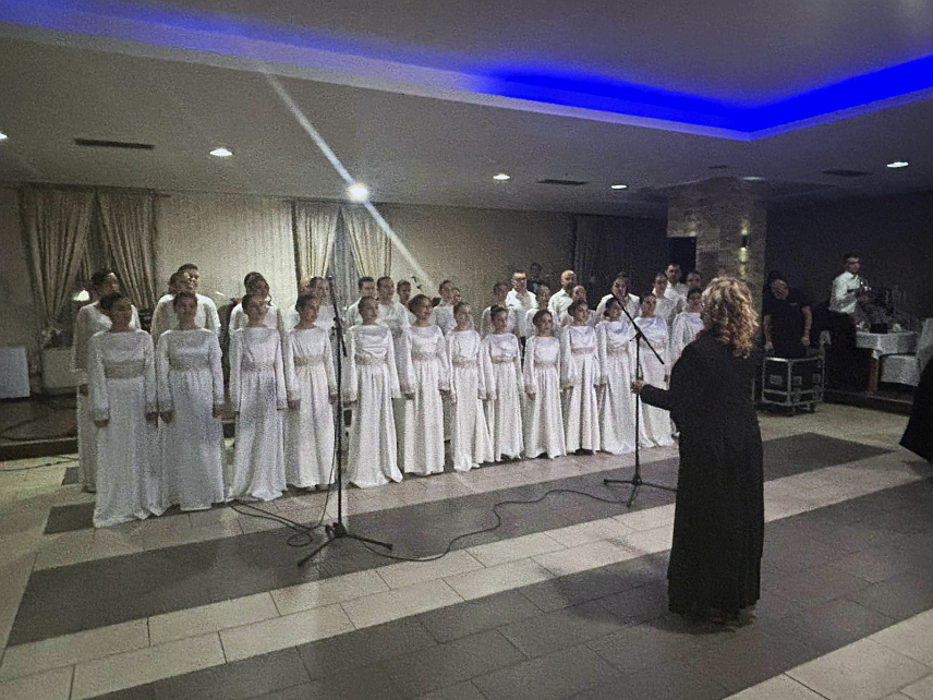 ПРИЈЕДОР, 27. ЈАНУАРА /СРНА/ - У Приједору је одржан Светосавски добротворни бал као завршница овогодишњих светосавских свечаности, на којем су прикупљена и средства за младу Приједорчанку Тамару Дошен, којој је дијагностикован карцином.