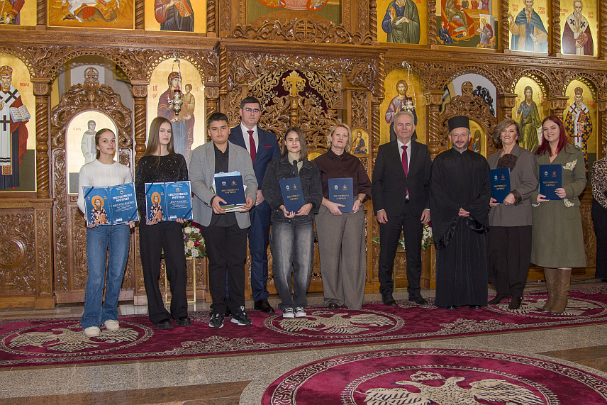 СРБАЦ, 27. ЈАНУАРА /СРНА/ - На Светосавској академији у Храму Васкрсења Христовог у Српцу уручене су награде ученицима и просвјетним радницима за постигнуте резултате. Током академије у част првог српског архиепископа, светитеља и просвјетитеља учествовали су србачки основци, средњошколци, ученици Музичке школе "Владо Милошевић", те полазници вртића који су се представили пјесмом, рецитацијама и игроказом.