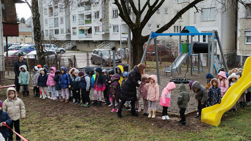 ДОБОЈ, 28. ЈАНУАРА /СРНА/ - У Добоју је данас презентован пројекат обнове дјечијег игралишта при организационој јединици вртића "Мајке Југовић" у Карађорђевој улици, који је реализован донаторским средствима друштвено одговорног предузећа у износу од 20.000 КМ.