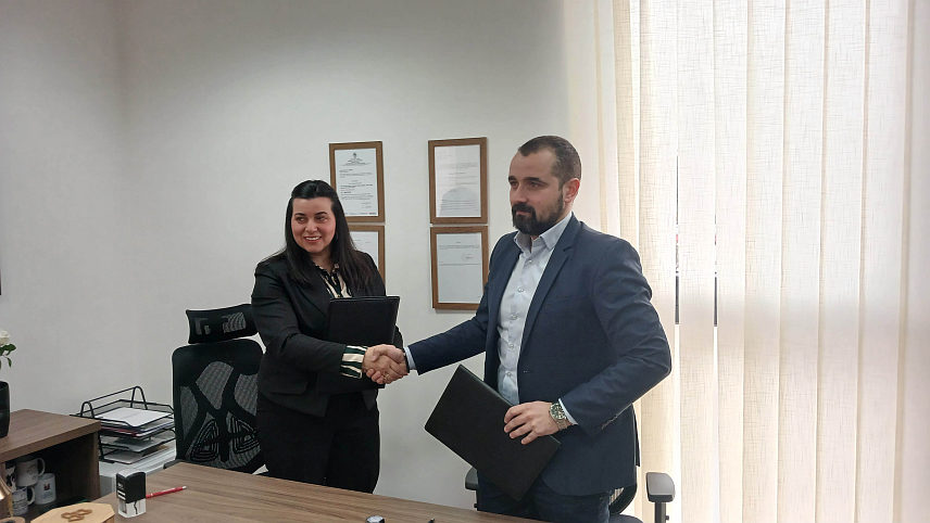 ИСТОЧНО САРАЈЕВО, 28. ЈАНУАРА /СРНА/ - Вршилац дужности директора Народног позоришта Источно Сарајево Јелена Крстић и директор Туристичке организације града Источно Сарајево Стефан Стајчић потписали су данас споразум о сарадњи с циљем реализације заједничких пројеката и промоције културе и туризма.