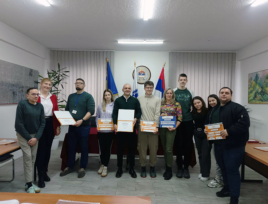 НОВИ ГРАД, 28. ЈАНУАРА /СРНА/ - У оквиру Омладинске банке у Новом Граду лани су реализована четири пројекта неформалних група младих и подржана два микробизниса, речено је данас на презентацији резултата тог програма.