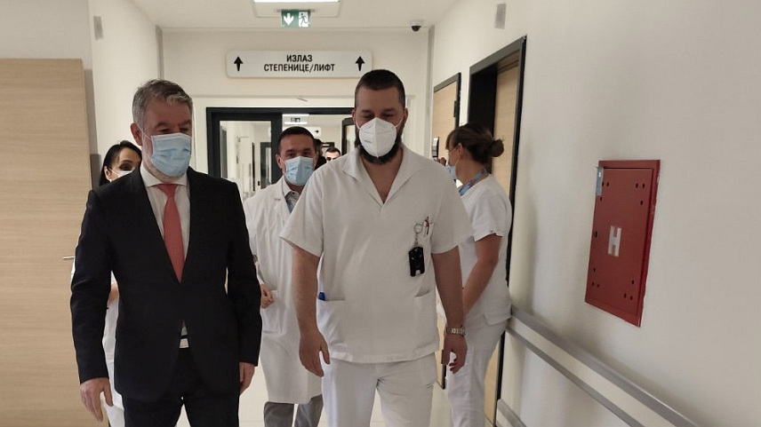 ДОБОЈ, 28. ЈАНУАРА /СРНА/ - Влада Републике Српске обезбиједила је више од 36 милиона КМ за измирење пореских обавеза Болнице "Свети апостол Лука" у Добоју, изјавио је министар здравља и социјалне заштите Ален Шеранић, који је задовољан повећањем обима здравствених услуга у овој здравственој установи.Састанак са руководством добојске Болнице.