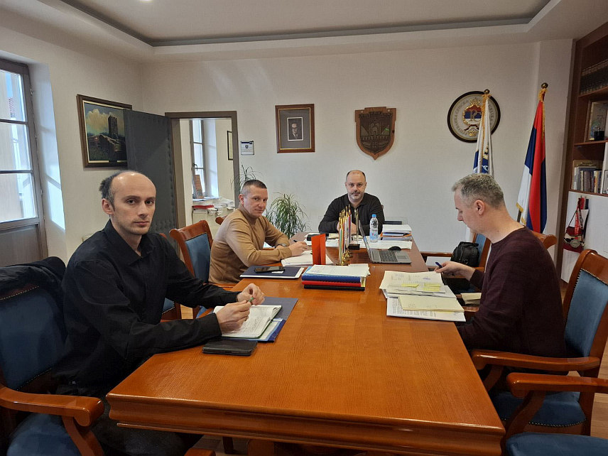 ВИШЕГРАД, 29. ЈАНУАРА /СРНА/ - Начелник општине Вишеград Младен Ђуревић састао се данас са директором Шумског газдинства /ШГ/ "Панос" Дејаном Готовцем.