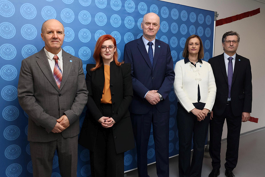 БАЊАЛУКА, 29. ЈАНУАРА /СРНА/ - Сенат Универзитета у Бањалуци данас је изабрао проректоре ове високошколске установе. Милица Балабан изабрана је за проректора за наставу, студентска питања и квалитет, а за проректора за међународну и међууниверзитетску сарадњу Кристина Пантелић Бабић. Функцију проректора за људске и материјалне ресурсе обављаће Далибор Кесић, а проректора за научноистраживачки рад и развој Александар Остојић.