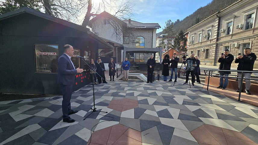 ЗВОРНИК, 29. ЈАНУАРА /СРНА/ - У близини зграде Градске управе у Зворнику данас је отворен реконструисани мали парк, који је финансирала Међународна организација за миграције /ИОМ/, те озваничен завршетак пројекта освјетљења моста у Каракају који преко Дрине повезује Републику Српску са Србијом.