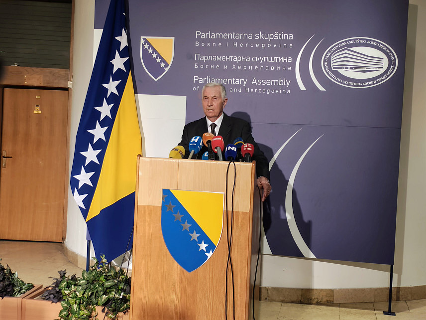 САРАЈЕВО, 29. ЈАНУАРА /СРНА/ - Шеф Клуба делегата српског народа у Дому народа Парламентарне скупштине БиХ Средоје Новић на конференцији за новинаре изјавио је да је данашња сједница овог дома велико разочарење, јер је делегатима који су на обиман дневни ред додавали нове законске приједлоге, намјера и била да сједница не буде одржана.