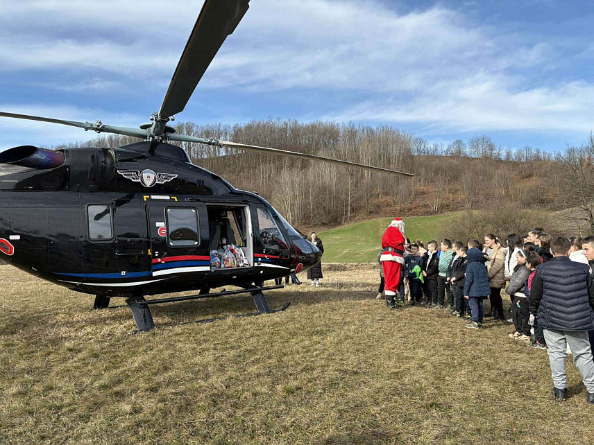 НОВИ ГРАД, 29. ЈАНУАРА /СРНА/ - Ученицима Основне школе "Бранко Ћопић", Доњи Дубовик, општина Крупа на Уни пакетиће је данас уручио Дјед Мраз, који је у ову локалну заједницу стигао хеликоптером.